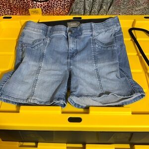 #017 Size 10 torrid denim stretch shorts.